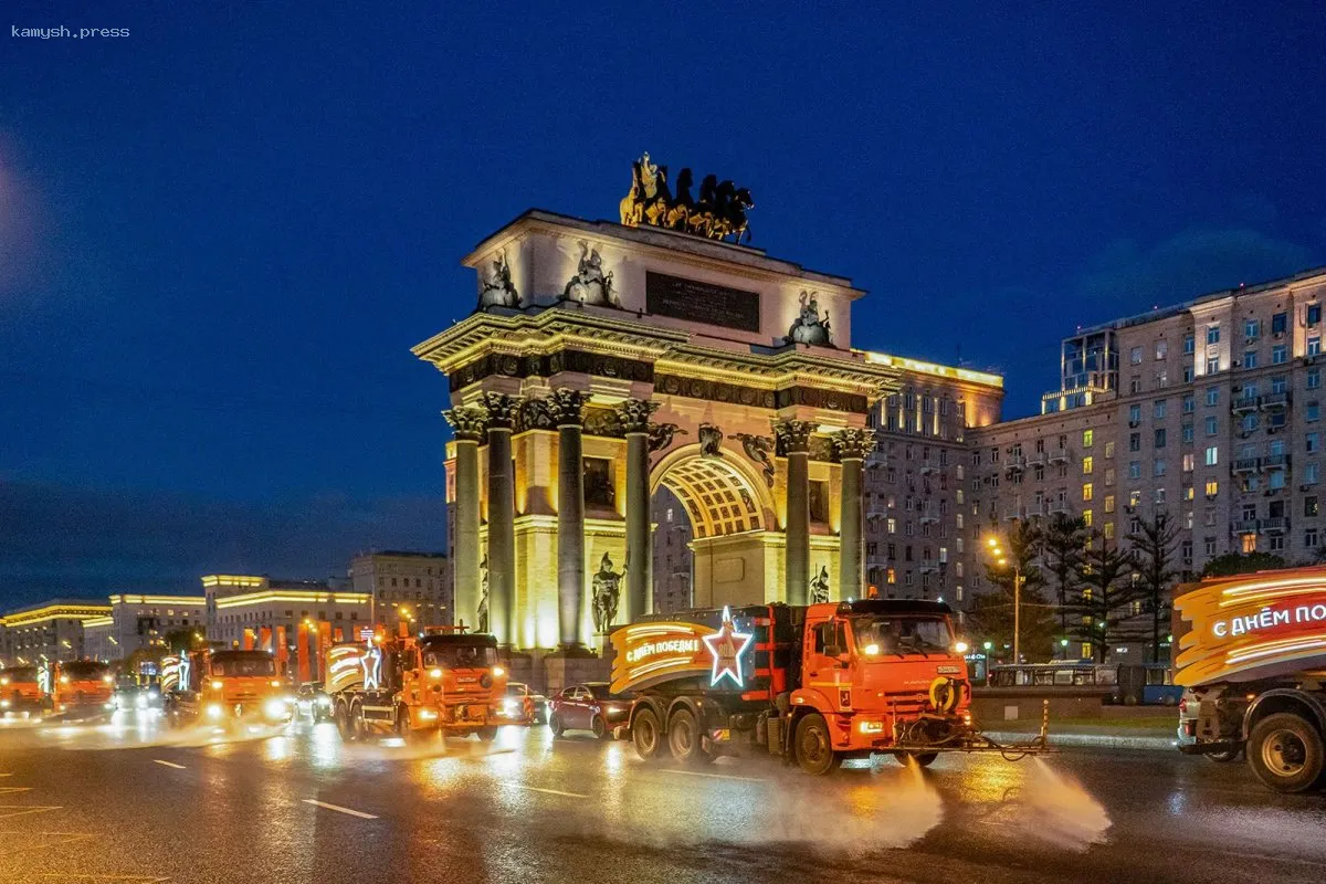 К Дню Победы московская коммунальная техника получила праздничные украшения