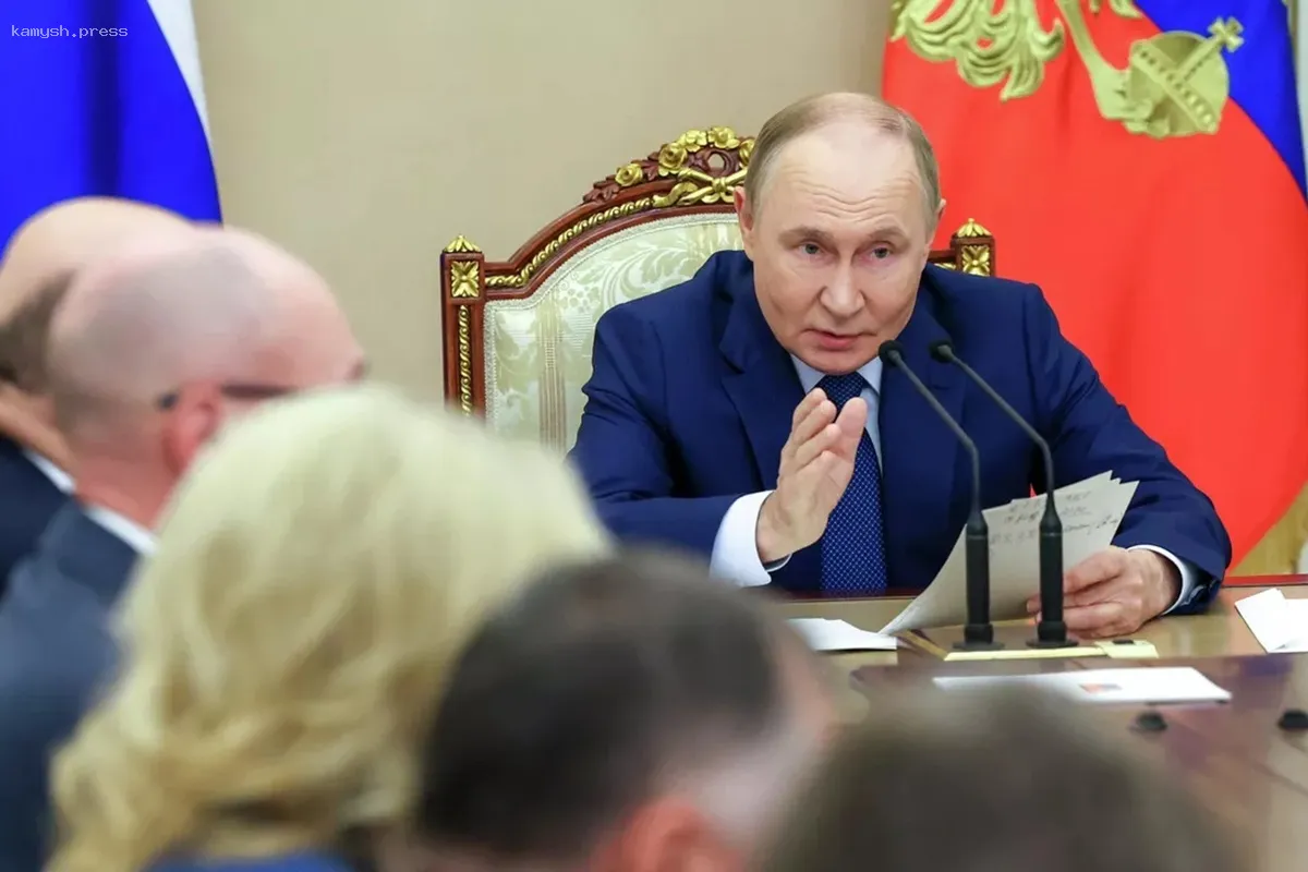 Путин: кабмин России должен пройти по острому лезвию в вопросах экономики