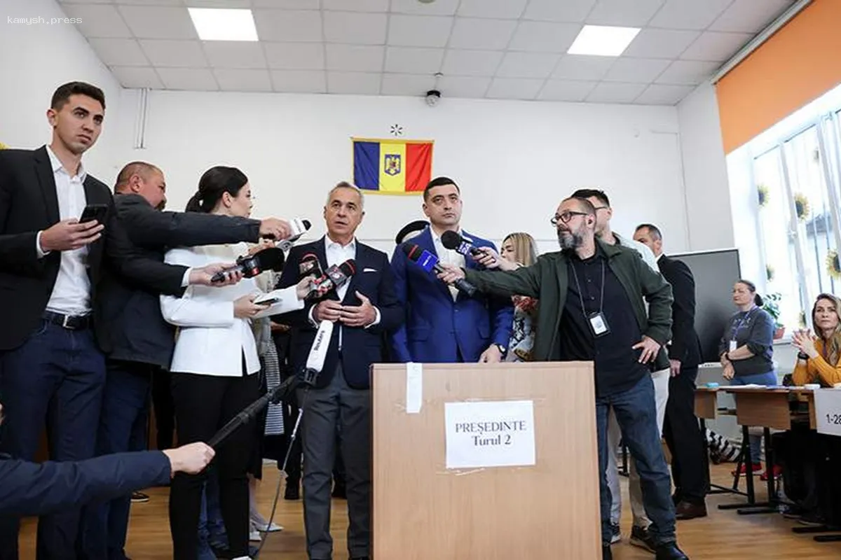 В Румынии полиция вывела кандидата в президенты Симиона с избирательного участка