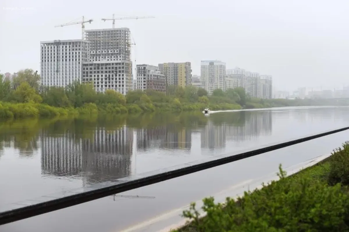 Утром 12 мая в Тюмени произошел подъем уровня воды на набережной