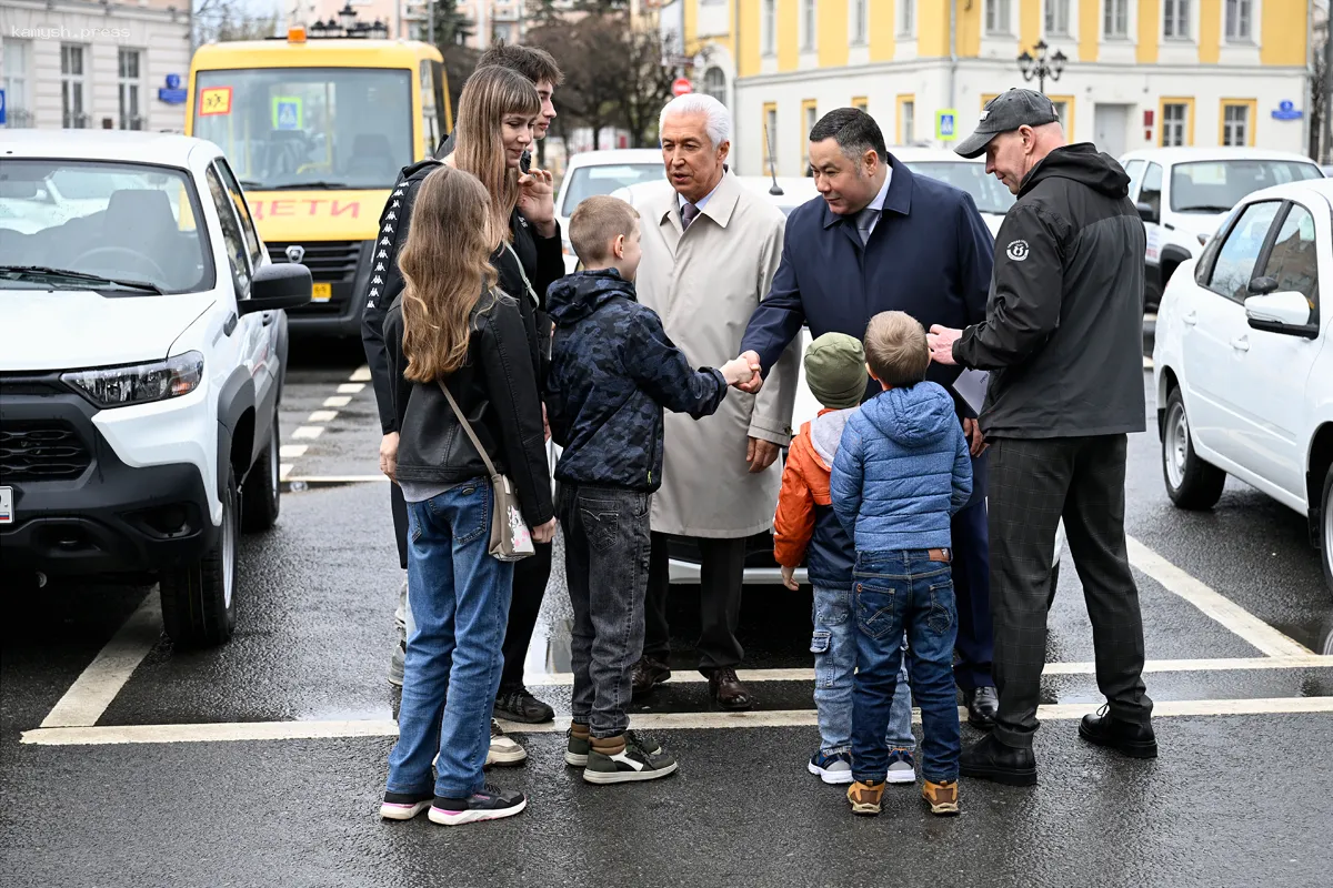 Губернатор Игорь Руденя вручил ключи от машин детским учреждениям и многодетным семьям Тверской области