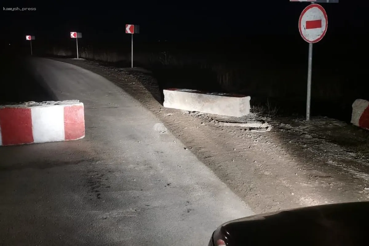 В Каргате водители самостоятельно убрали бетонные блоки, закрывающие проезд через проблемный путепровод