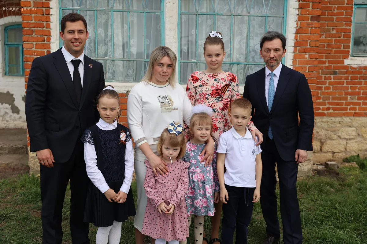 Председатель Липецкого облсовета Владимир Сериков и сенатор Максим Кавджарадзе вручили дом многодетной матери