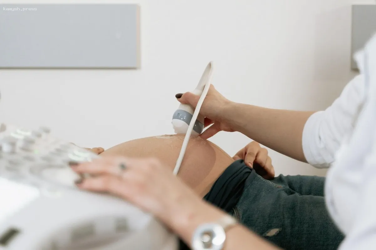 Школьницы в Кузбассе, ожидающие ребенка, получат по 100 тысяч рублей от местных властей