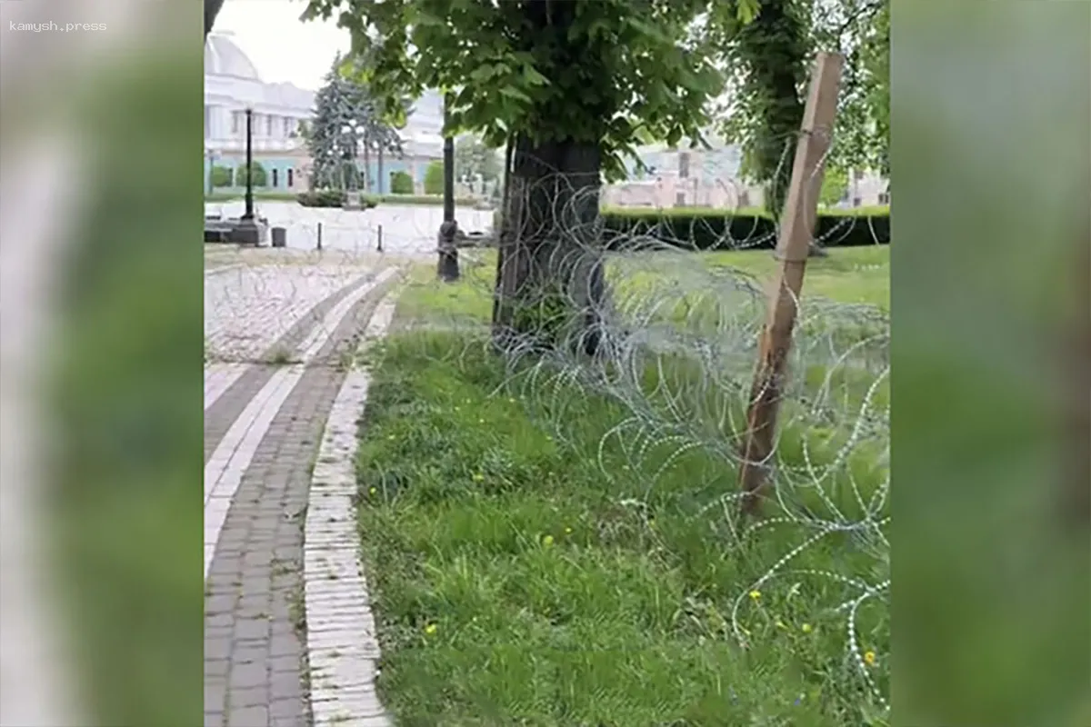 Верховную Раду окружили колючей проволокой