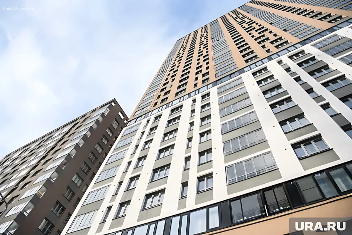 В Челябинске 18-летняя студентка трагически погибла после падения с высоты, началась проверка