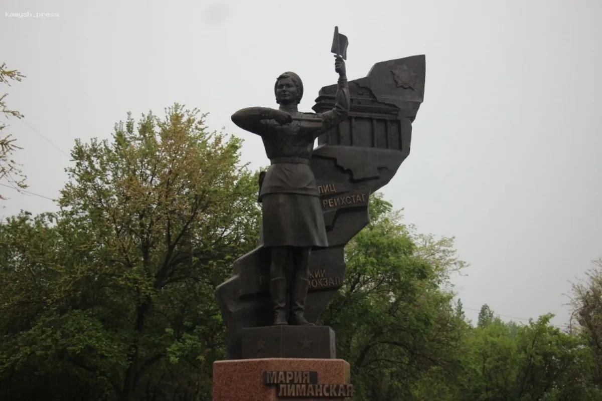 В Саратове установлен памятник Марии Лиманской, регулировщице военного времени