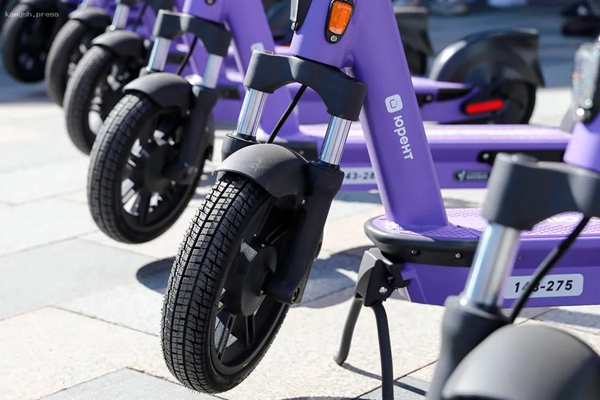 Минтранс предлагает запретить оставлять самокаты на пешеходных дорожках