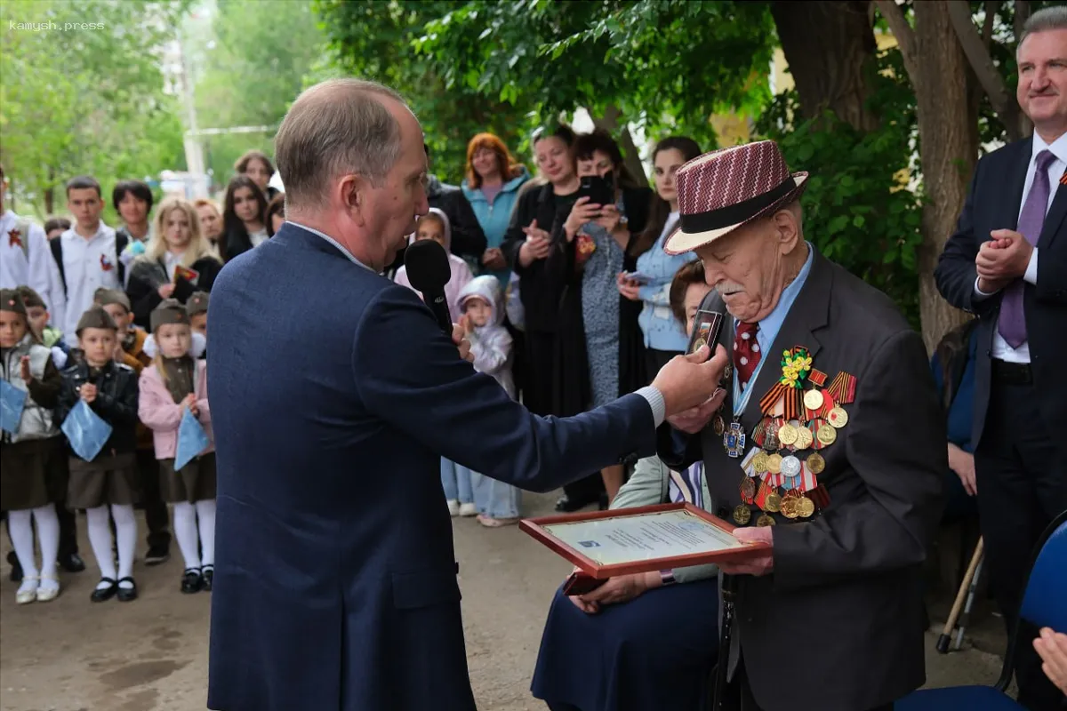 Игорь Седов и команда артистов поздравили ветерана ВОВ Степана Гладилина с 80-летием Победы