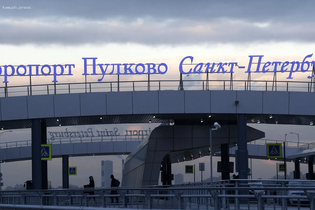 Аэропорт Пулково принял 11 рейсов, которые не смогли приземлиться в московских аэропортах из-за угрозы