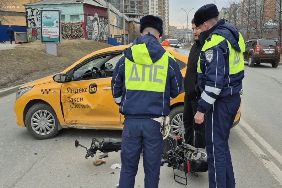 В Екатеринбурге электросамокатчик погиб под колесами такси