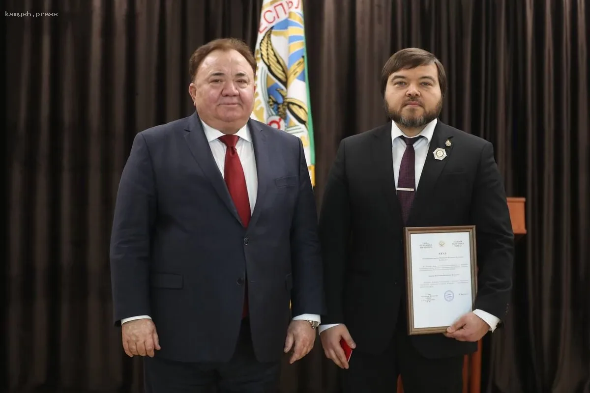 Калиматов вручил награду помощнику полпреда в СКФО Айдамира Валиева
