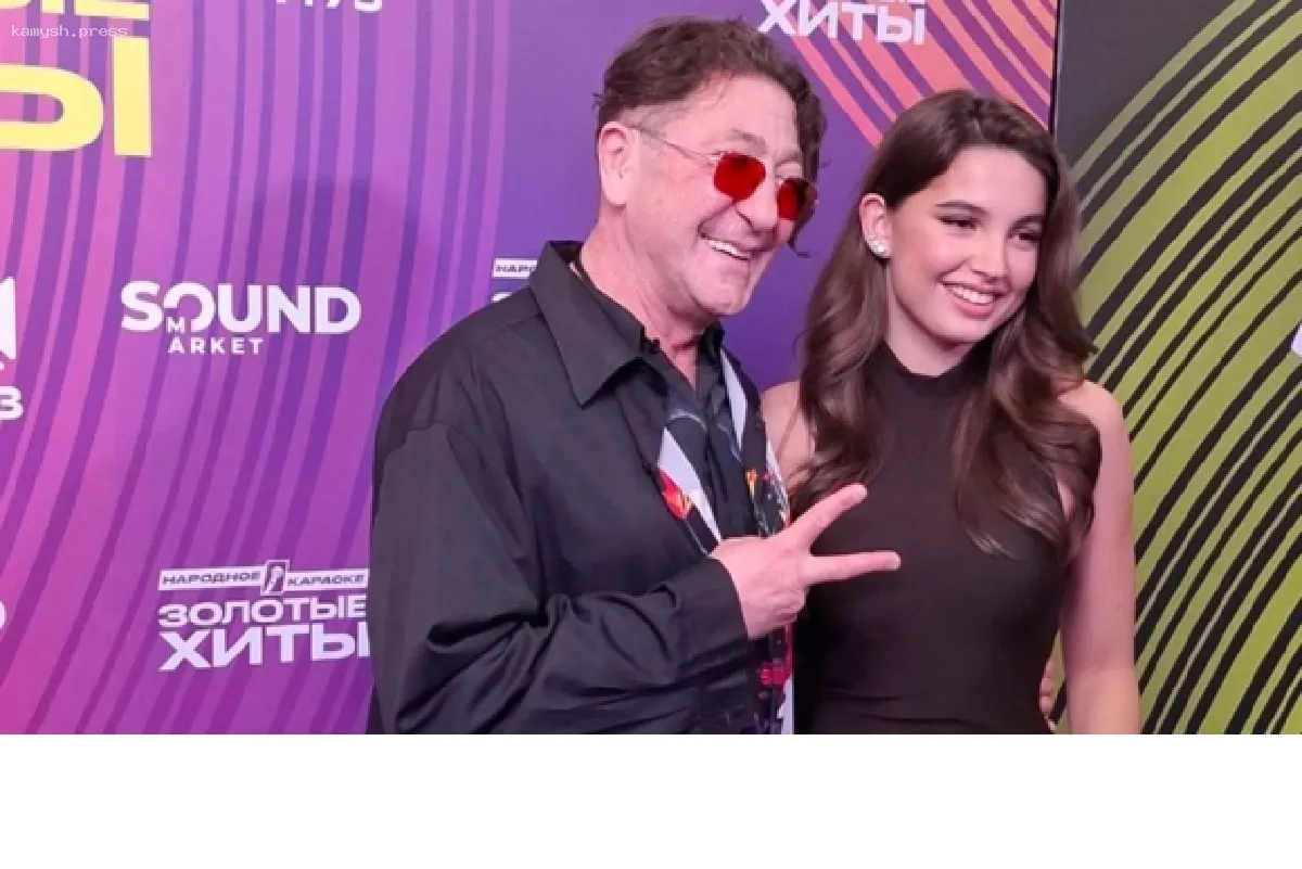 Григорий Лепс появился на «Народном караоке» с новой спутницей