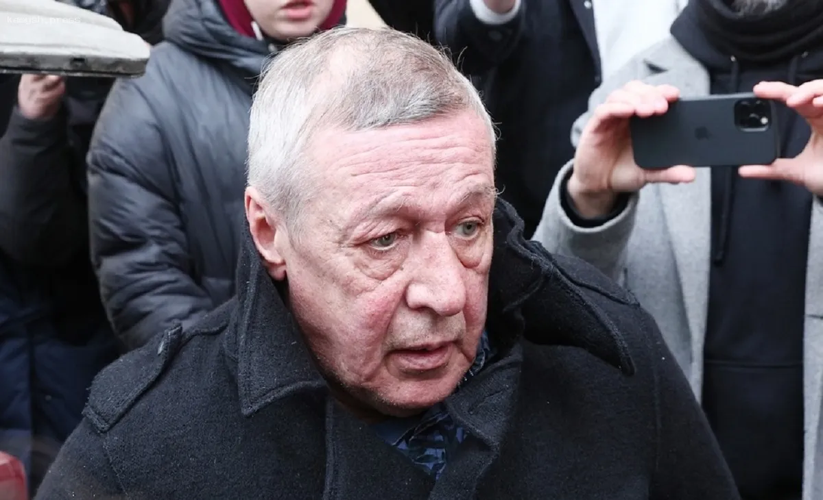 Михаил Ефремов укрылся от настойчивых папарацци в загородном доме