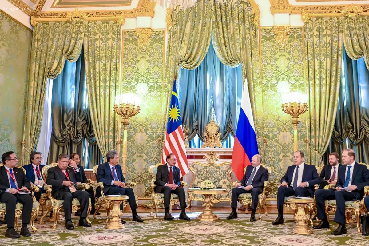 Глава Малайзии пообещал передать слова Путина семьям жертв рейса MH17