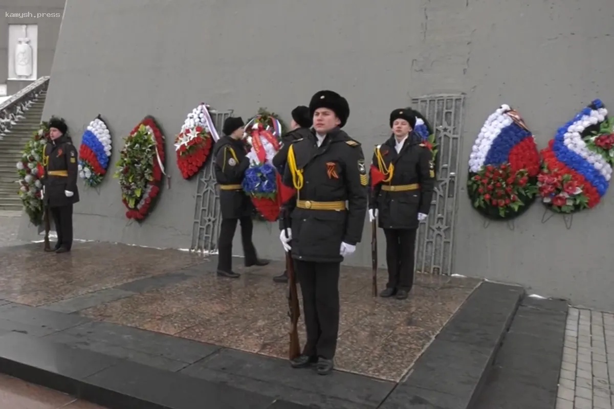 Ученики почтили память у мурманского памятника «Алеша»