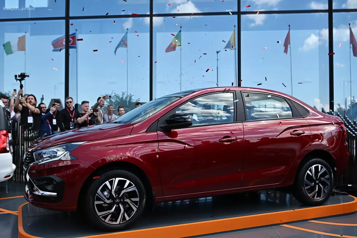 АвтоВАЗ начал поставки первых демонстрационных автомобилей Lada Iskra в автосалоны