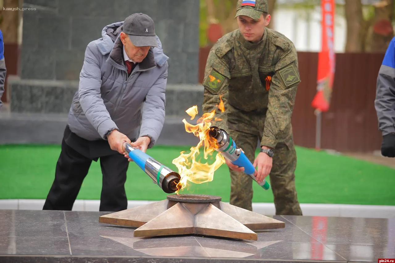 В Локне под Псковом 6 мая состоялась церемония зажжения Вечного огня