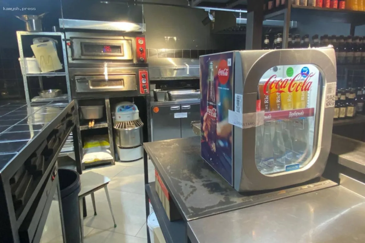 В Саратове на два месяца закрыли кафе после массового отравления