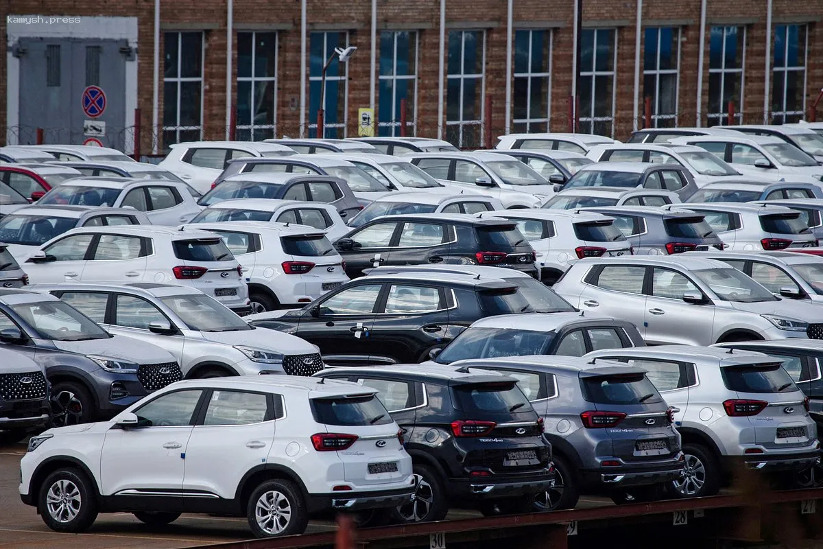 В первом квартале 2025 года продажи новых легковых автомобилей упали на 26%