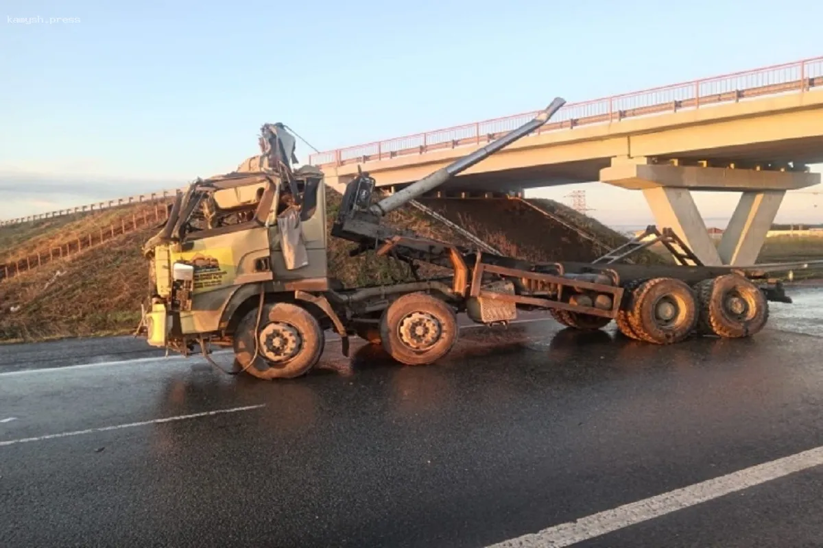 В районе Новосибирска грузовик с поднятым кузовом столкнулся с путепроводом