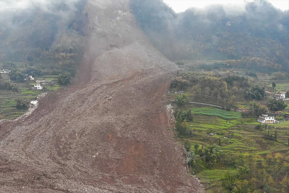 В южной части Китая люди оказались в ловушке из-за оползней