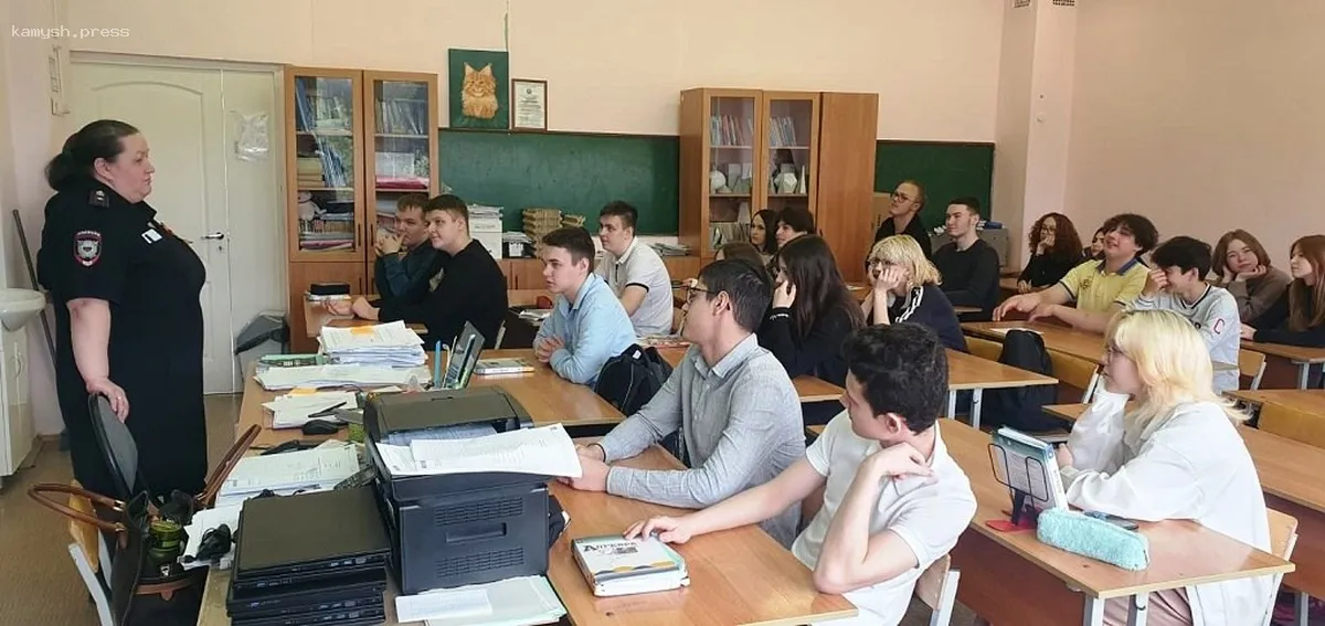 Полицейские округа Пушкинский провели беседу с учениками учебного заведения