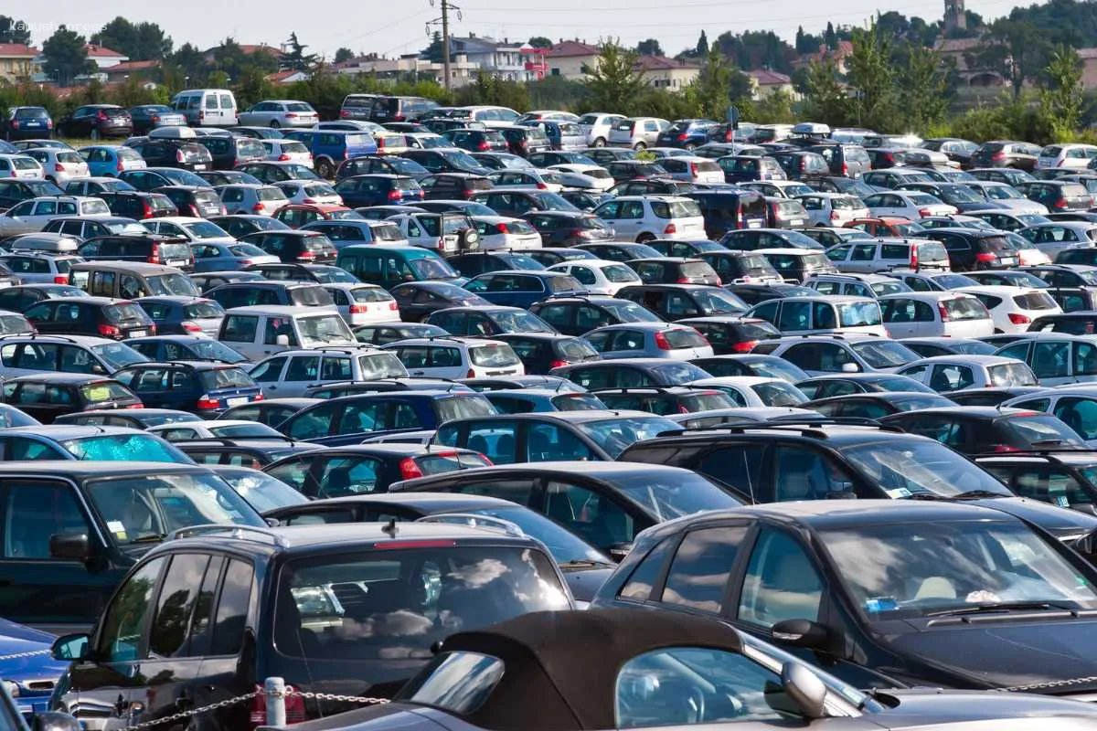 Специалист Петров: Скидки на новые автомобили в мае достигают 30%