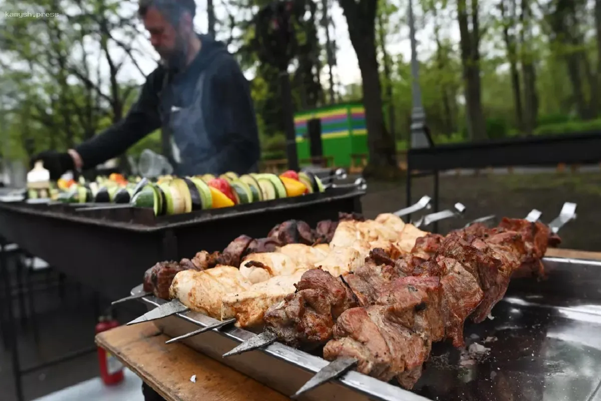 Около 48% россиян отметят майские праздники в компании друзей