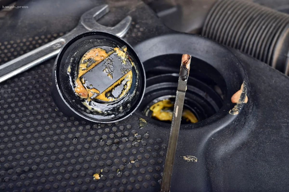 Специалист выделил факторы образования налета на крышке маслозаливной горловины
