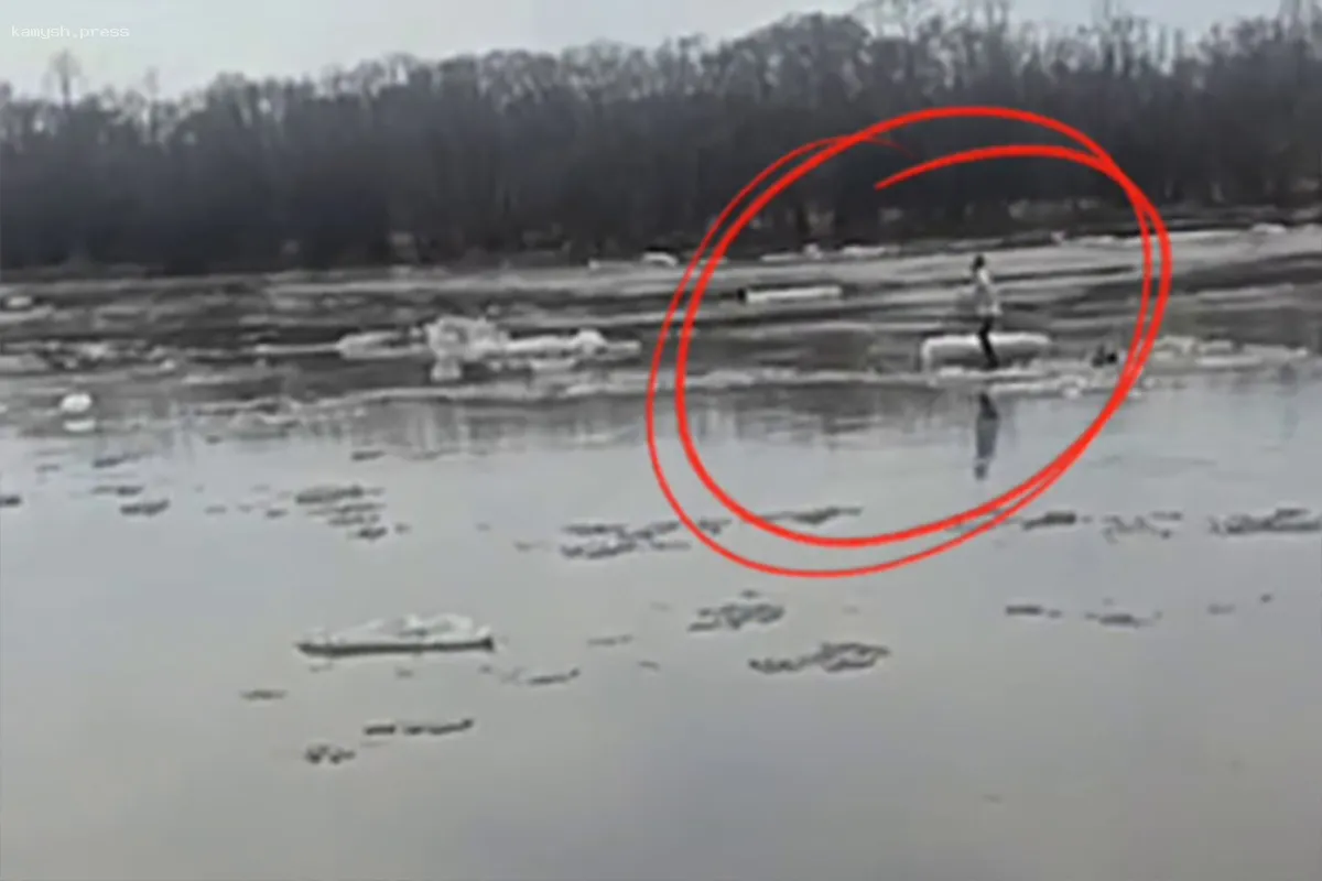 В Еврейской АО спасли мужчину, дрейфующего на льдине