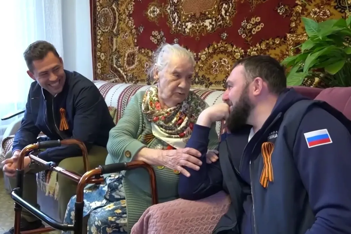 Председатель Липецкого Облсовета Владимир Сериков поздравил ветерана ВОВ Надежду Скалозуб с Днем Победы