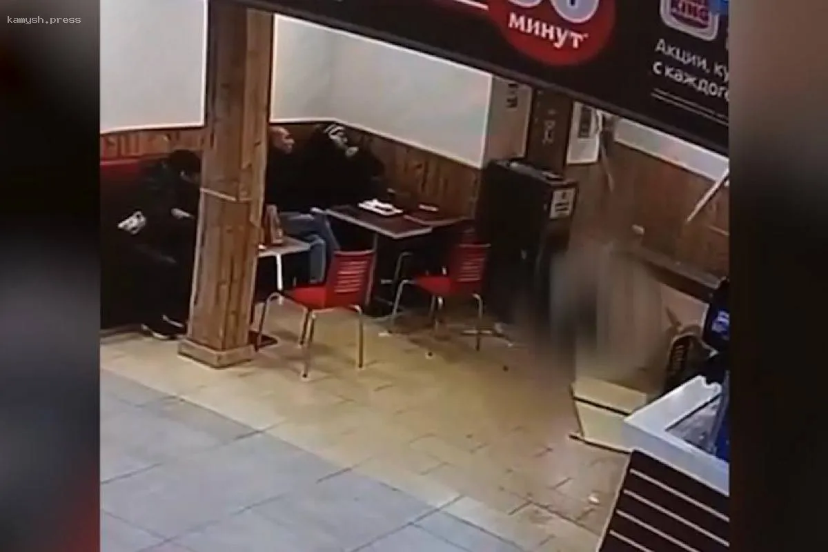 В торговом центре Санкт-Петербурга обрушился пол: девочка провалилась на фудкорт