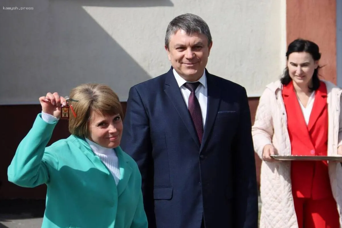 Лидер ЛНР Пасечник передал ключи от квартир 13 семьям