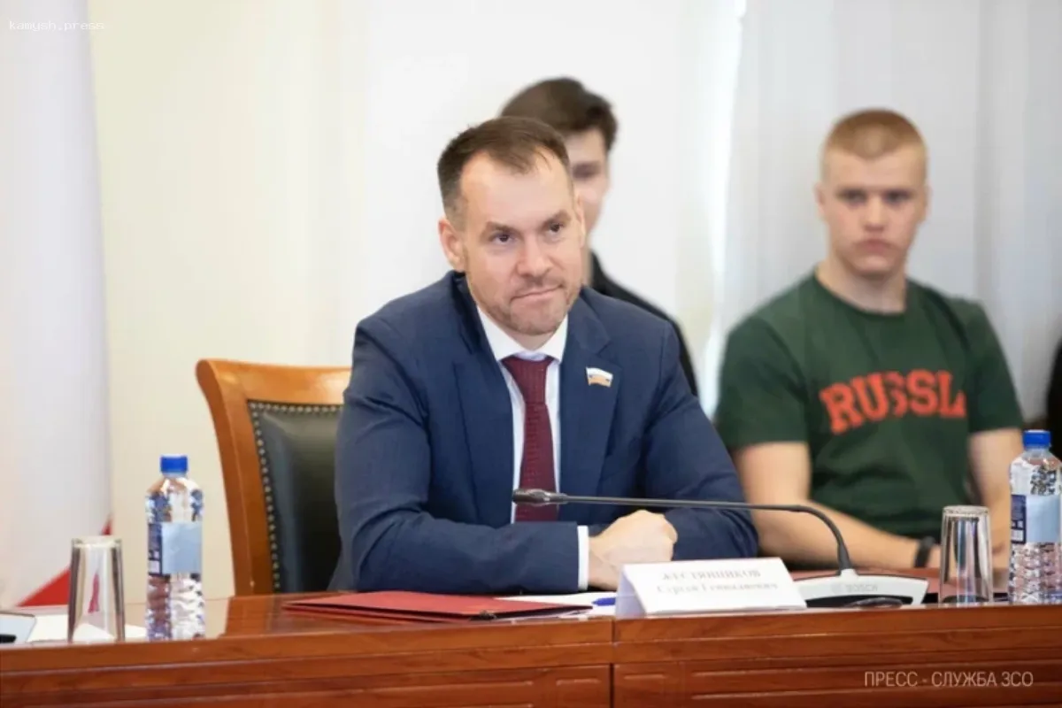 Председатель Заксобрания Сергей Жестянников: В Дискуссионном клубе Молодежного парламента Вологодской области прошло космическое заседание с участием двух Героев России