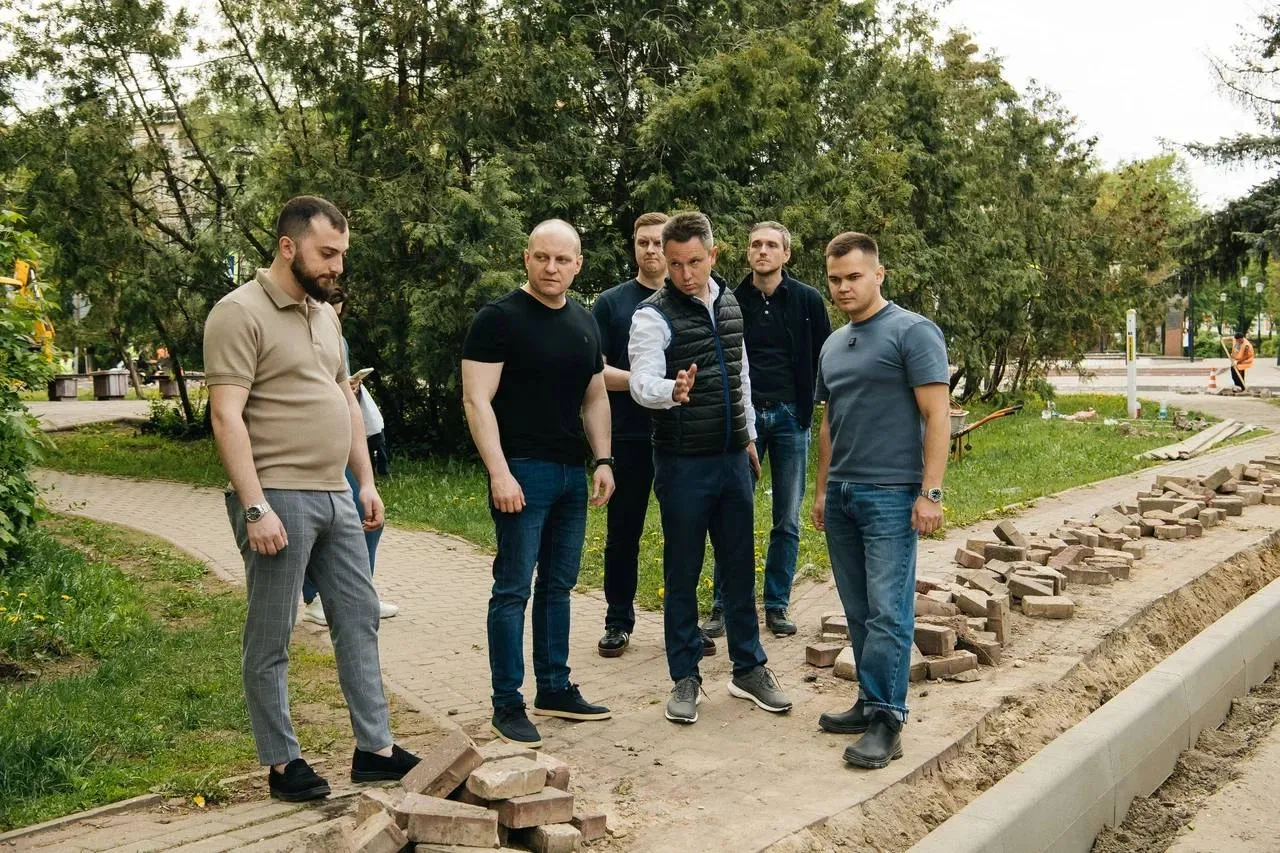 Максим Красноцветов, глава Городского округа Пушкинский, оценил ход ремонта дороги на улице Задорожной в Ивантеевке