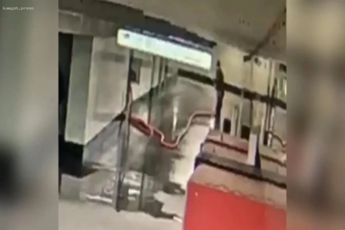 Нетрезвый житель столицы окатил стены метро водой