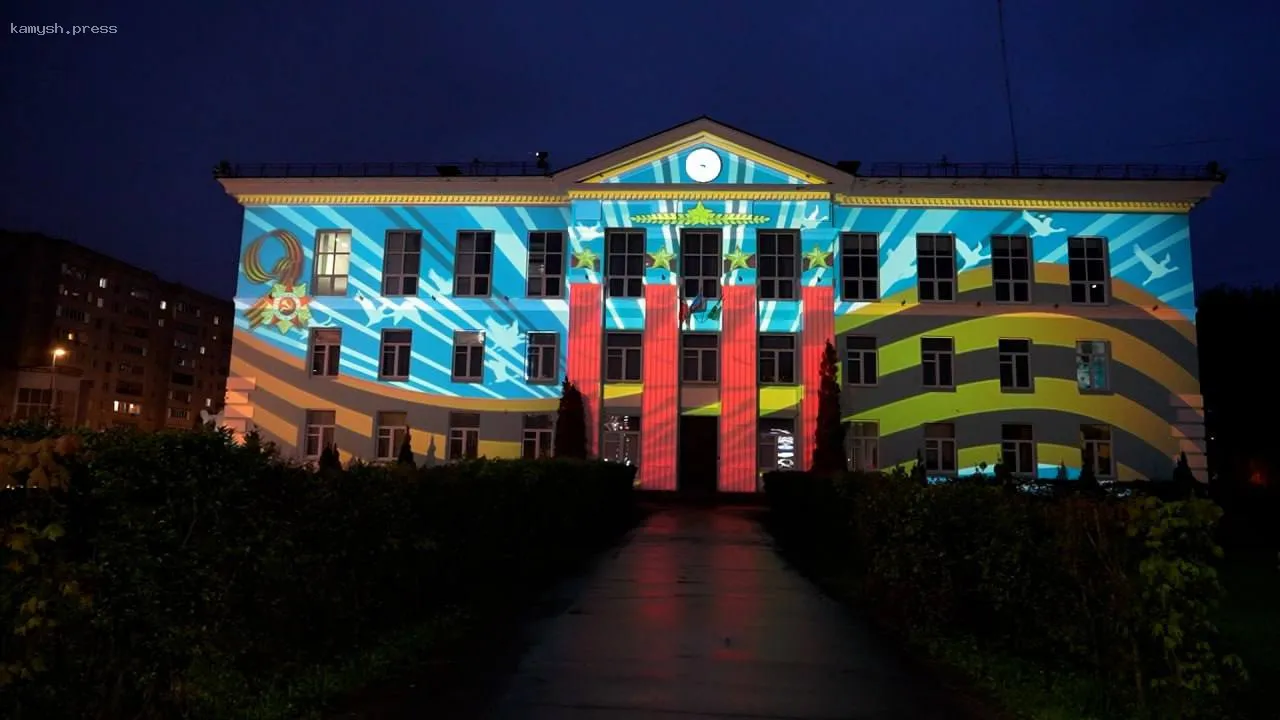 В Городском округе Пушкинский накануне Дня Победы на некоторых зданиях появилась оригинальная проекционная подсветка
