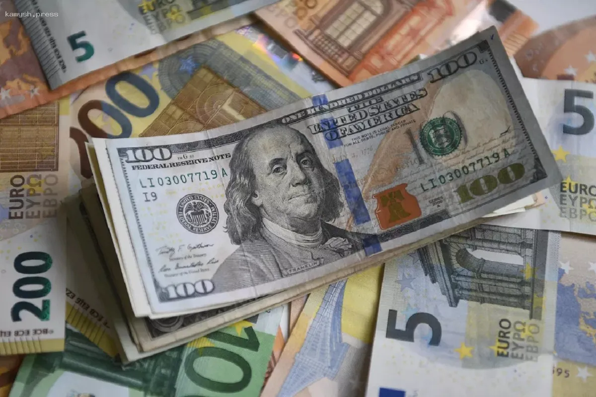 Жители Новосибирска столкнулись с нехваткой долларов нового образца