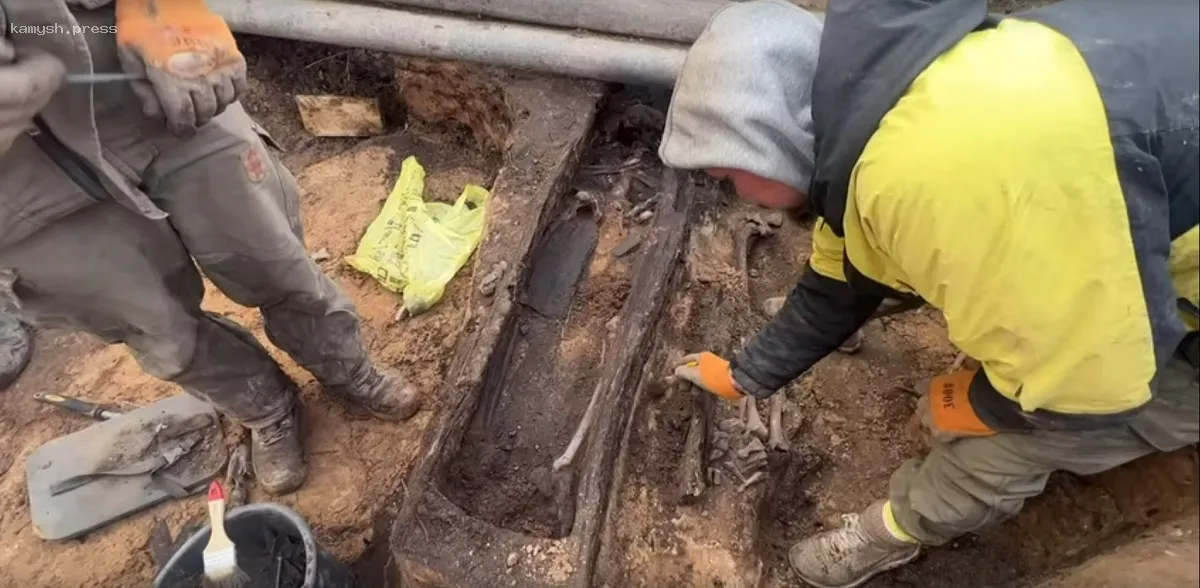 В российском городе археологи нашли загадочный подземный туннель с белокаменными стенами