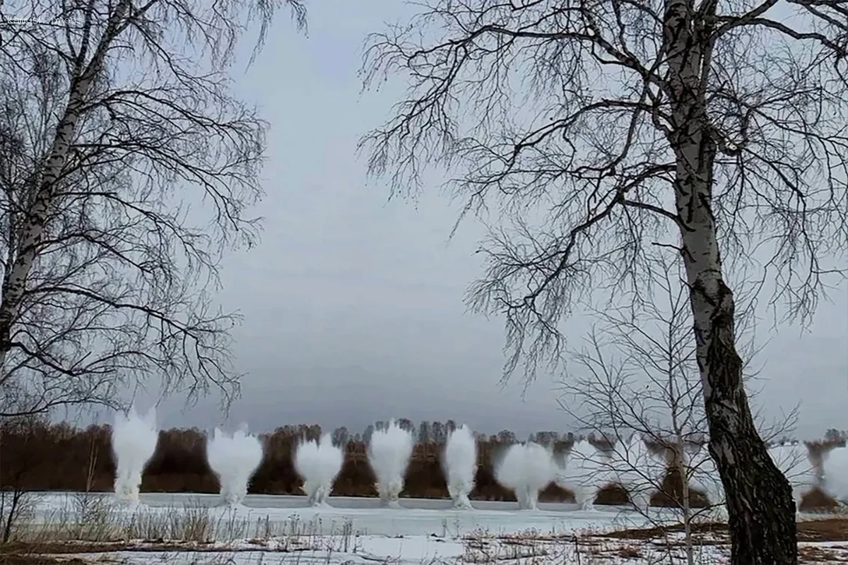 В окрестностях Новосибирска разрушили лед на опасном участке реки Иня