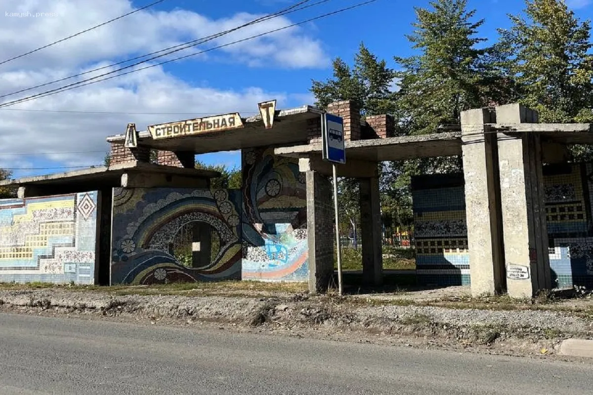 В Новосибирске демонтируют мозаичную остановку общественного транспорта «Строительная»