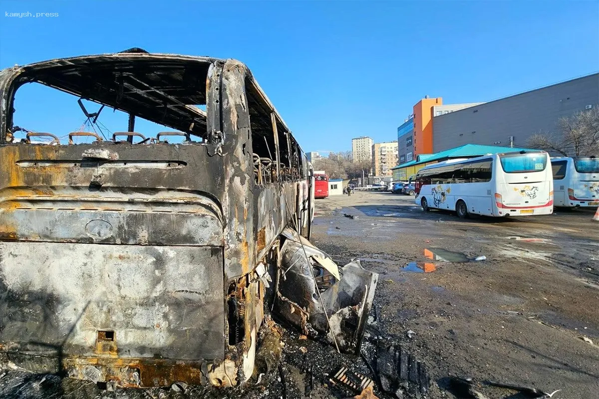 Три автобуса пострадали в результате пожара на автовокзале Владивостока