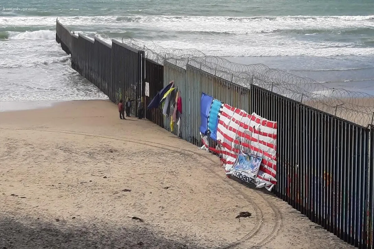 Количество незаконных пересечений границы США в марте достигло рекордно низкого уровня