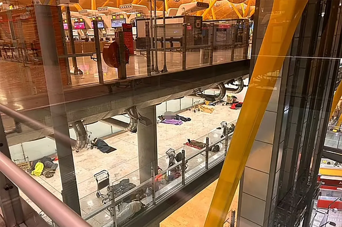 Тысячи бездомных нашли приют в мадридском аэропорту