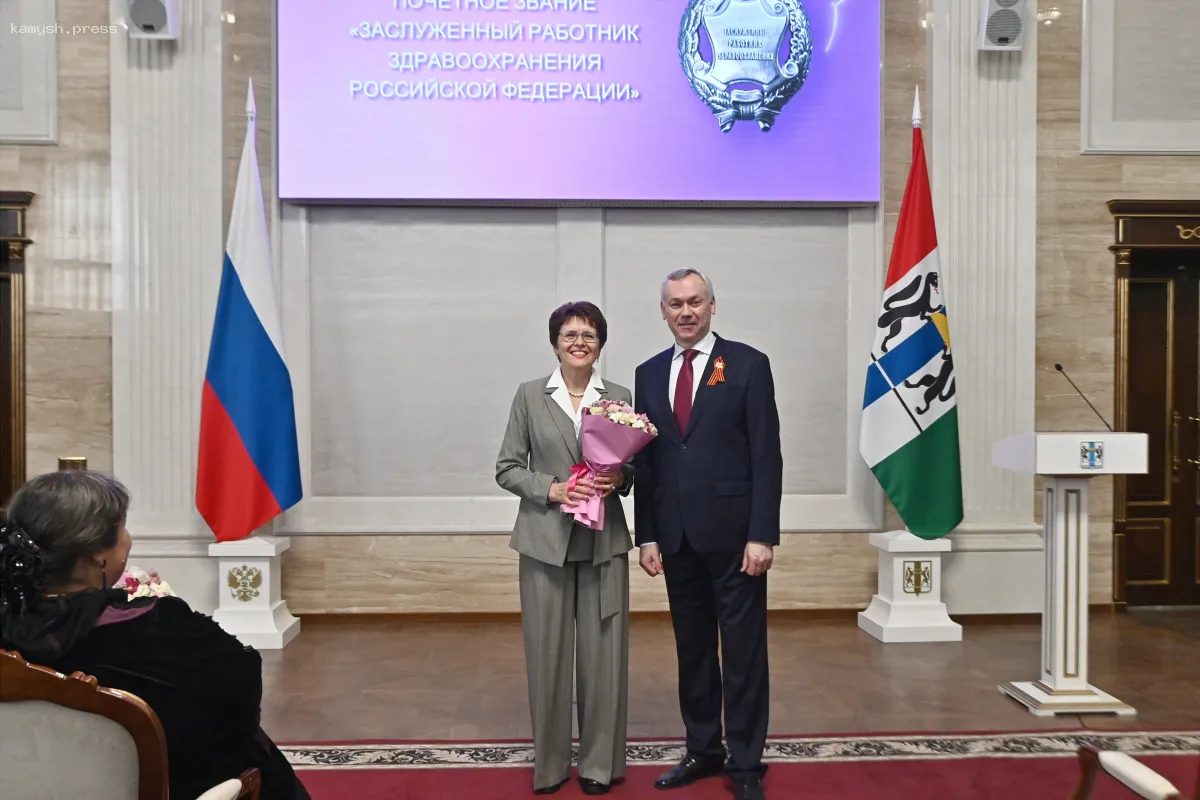 Губернатор Андрей Травников наградил новосибирцев за их трудовые достижения