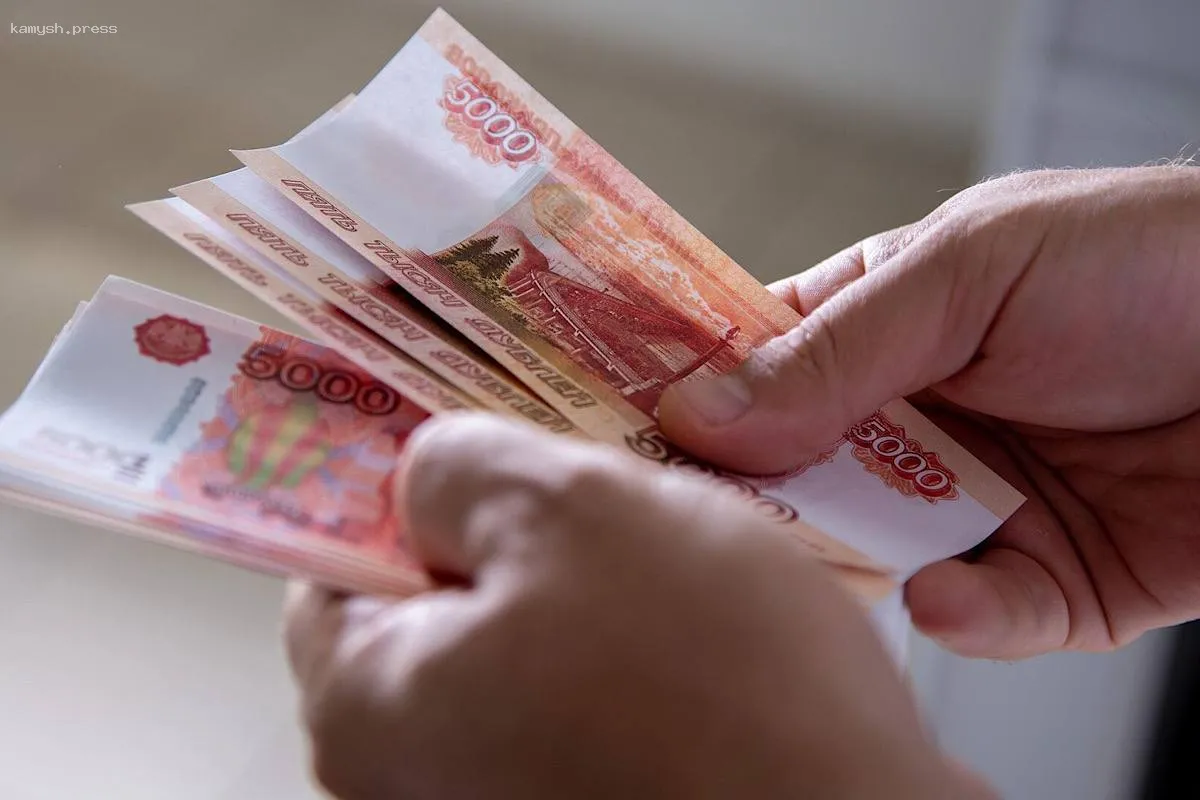 Средняя зарплата в России в 2025 году может превысить 105 тысяч рублей