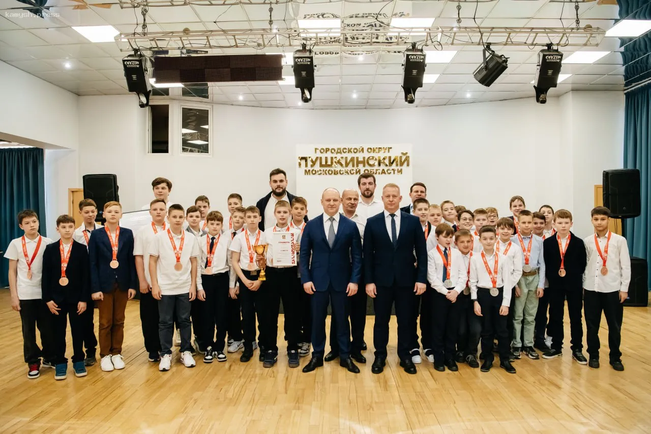 Мэр Пушкинского округа Максим Красноцветов посетил церемонию награждения юных хоккеистов из школы «Лидер» в Ивантеевке