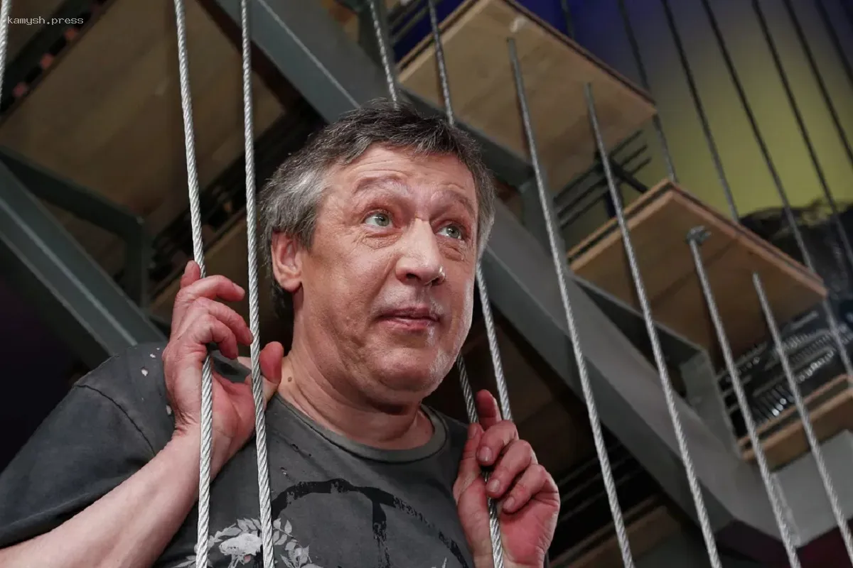 Уставший от пристального внимания общественности Михаил Ефремов принял решение уехать за город