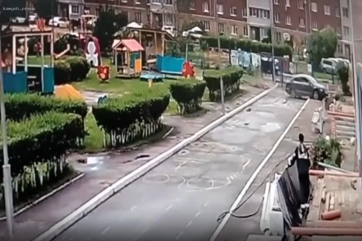 В Омске автомобиль врезался в детский сад